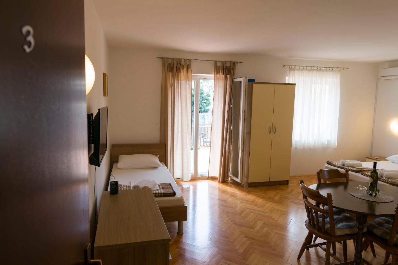 Apartments Victoria Трогир Екстериор снимка