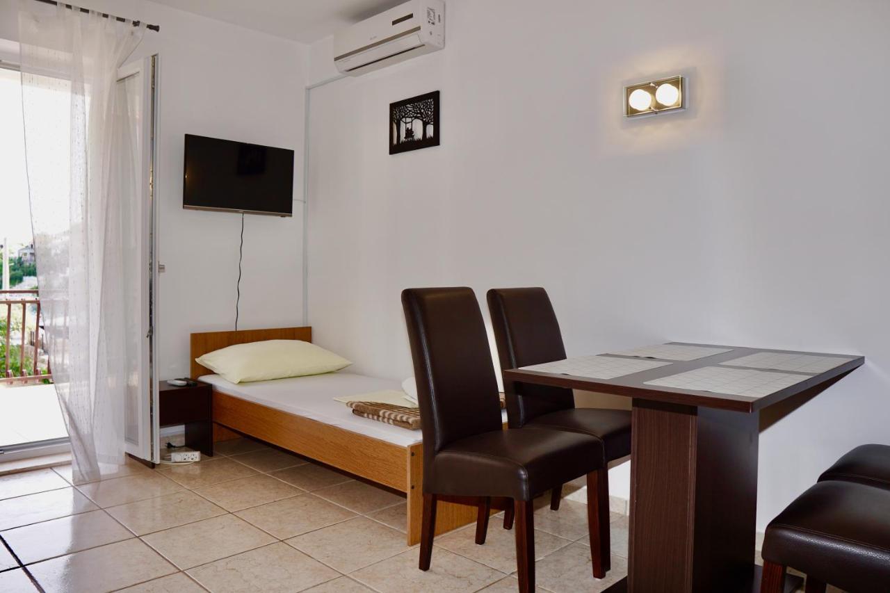 Apartments Victoria Трогир Екстериор снимка