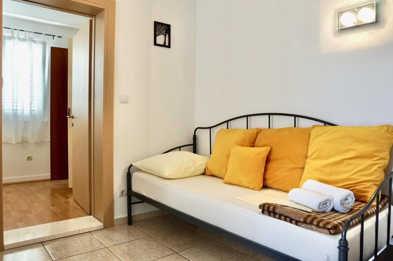 Apartments Victoria Трогир Екстериор снимка