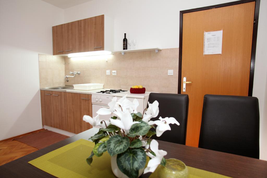Apartments Victoria Трогир Екстериор снимка