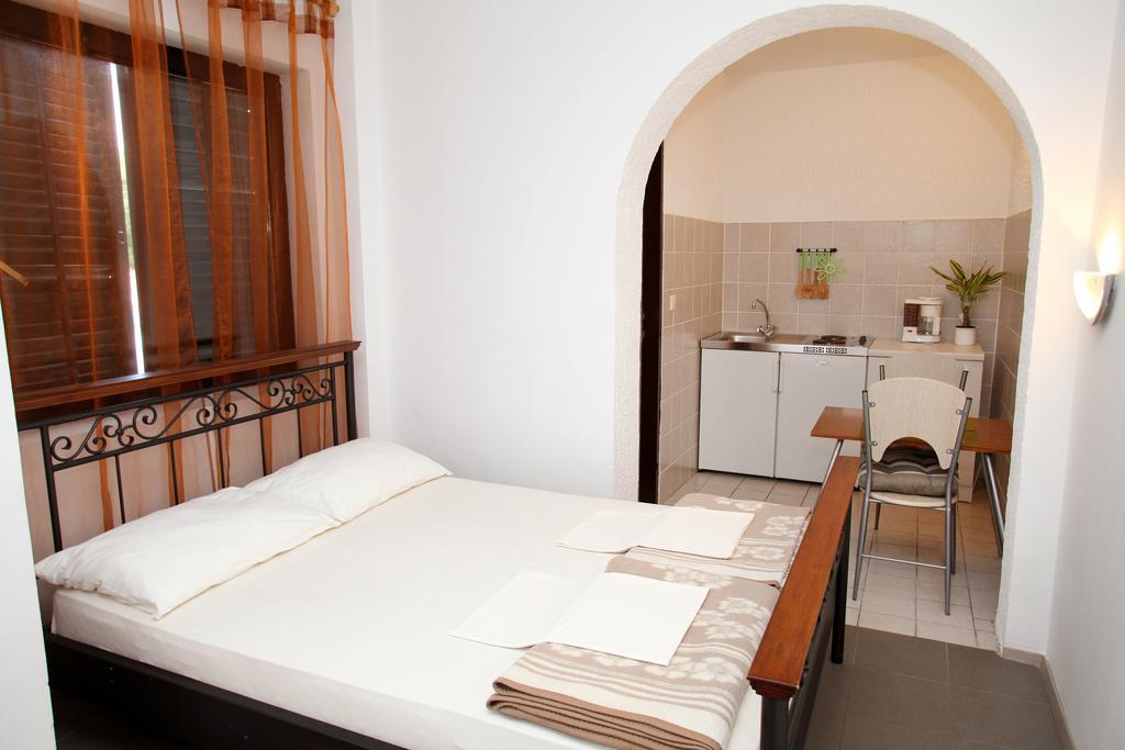 Apartments Victoria Трогир Екстериор снимка